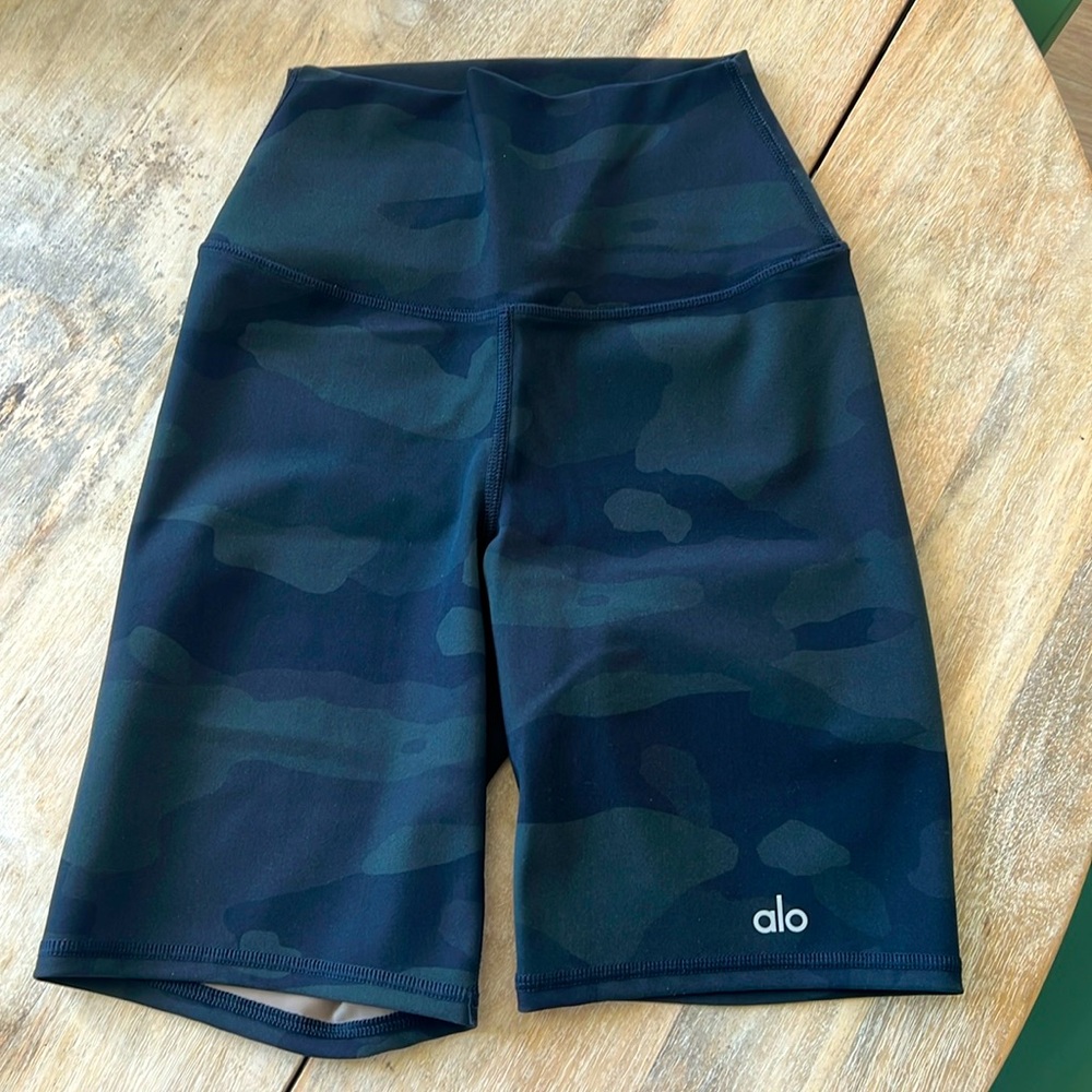 NWT Alo Yoga Camo Biker Short